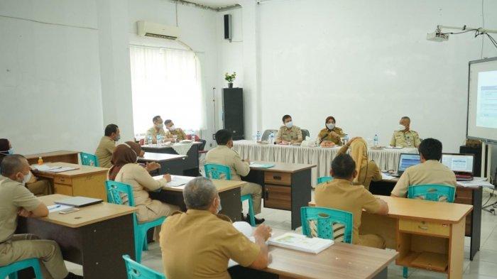 Wali Kota Kotamobagu Ir Tatong Bara terus melakukan pemantauan secara langsung dengan turun di kantor-kantor dinas.