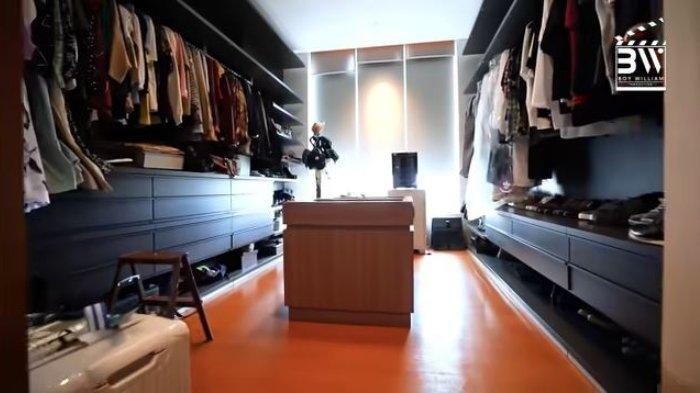 Walk ini closet di apartemen mewah Indra Priawan dan Nikita Willy