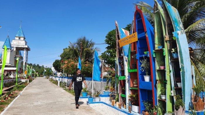 Perahu nelayan yang sudah dicat warna-warni dan dikolaborasikan dengan tanaman hias.