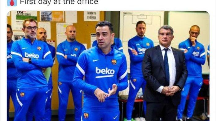 Xavi Hernandez memberikan instruksi kepada pemain Barcelona di ruang ganti.