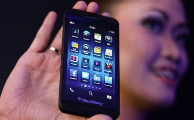 Ponsel pintar Blackberry Z10 ini baru mulai dipasarkan pada 15 Maret lalu dengan harga Rp 6.999.000.