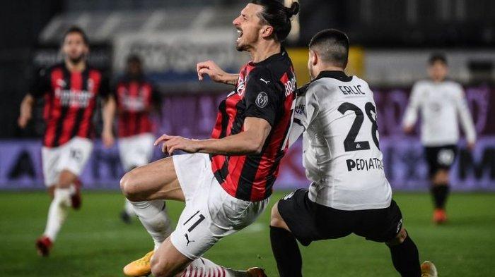 Penyerang AC Milan Zlatan Ibrahimovic berduel dengan bek Spezia Martin Elic pada laga lanjutan pekan ke-22 Liga Italia yang berlangsung di Stadion Alberto Picco, Minggu (14/2/2021) dini hari WIB.
