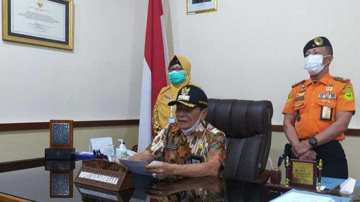 Bupati Banjarnegara Budhi Sarwono tengah jadi sorotan setelah salah menyebut nama Luhut.