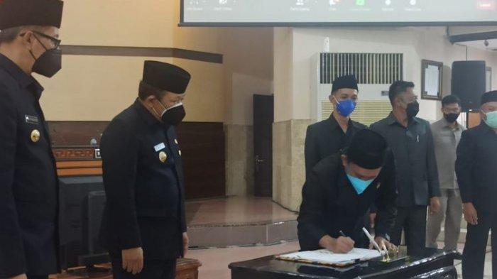 Bupati Jember Hendy Siswanto bersama wabup Jember Gus Firjaun di ruang rapat paripurna DPRD Jember .