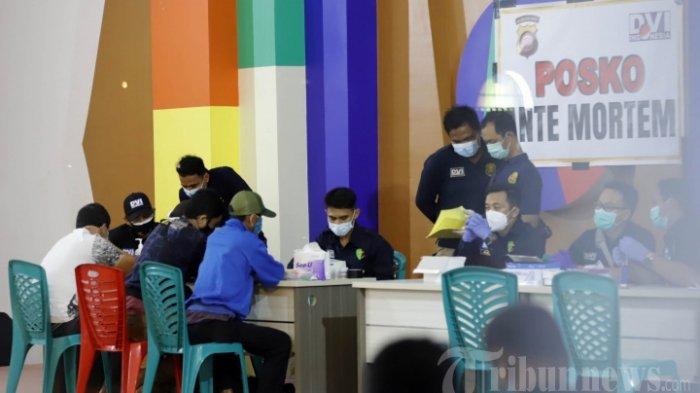 Petugas mengumpulkan data keluarga korban di Posko Ante Mortem untuk pencocokan data korban Sriwijaya SJ182 di Aula Serba Guna Angkasa Pura Bandara Internasional Supadio, Pontianak, Kalbar, Sabtu (9/1/2021). Pesawat Sriwijaya Air SJ182 diduga jatuh di perairan Pulai Laki, Kepulauan Seribu, DKI Jakarta, pada pukul 14.30 WIB.