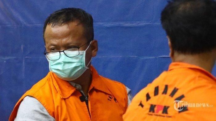 Menteri Kelautan dan Perikanan (KKP), Edhy Prabowo mengenakan rompi oranye usai menjalani pemeriksaan di Gedung KPK, Jakarta Selatan, Rabu (25/11/2020). KPK resmi menahan Edhy Prabowo bersama enam orang lainnya terkait Operasi Tangkap Tangan (OTT) dalam kasus dugaan menerima hadiah atau janji terkait perizinan tambak usaha dan/atau pengelolaan perikanan atau komoditas perairan sejenis lainnya.