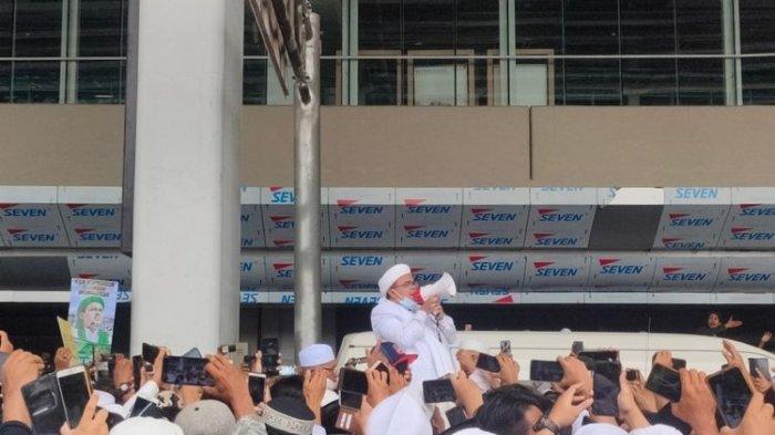 Pimpinan Front Pembela Islam (FPI) Rizieq Shihab tiba di Indonesia dan langsung menyapa simpatisan di Terminal 3 Bandara Soekarno-Hatta, Selasa (10/11/2020)