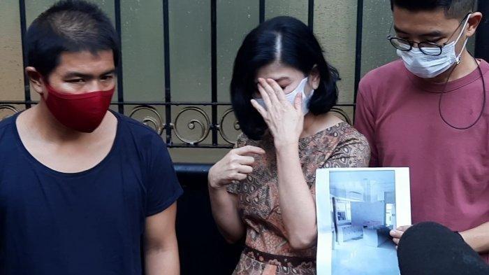 Ibunda Bams eks Samsons, Desiree Tarigan membeberkan kronologi diusir oleh sang suami, Hotma Sitompul sambil menangis.
