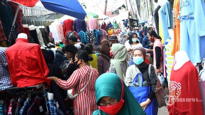 Warga berbelanja pakaian yang dijual pedagang kaki lima di atas trotoar Jalan Jati Baru Raya, Tanah Abang, Jakarta, Senin (18/5/2020). Meski kawasan niaga Pasar Tanah Abang telah tutup selama masa Pembatasan Sosial Berskala Besar (PSBB), namun sebagian oknum pedagang tetap menggelar lapaknya di sejumlah titik seperti di atas trotoar dan di gang perkampungan setempat.