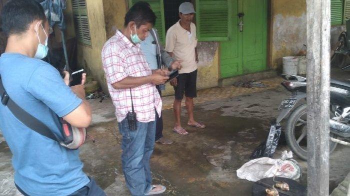 Anggota Polisi Polsek Medan Area melakukan pengecekan ke lokasi rumah jagal kucing di dalam karung di Jalan Tangguk Bongkar VII, Tegal Sari Mandala II, Kecamatan Medan Denai.