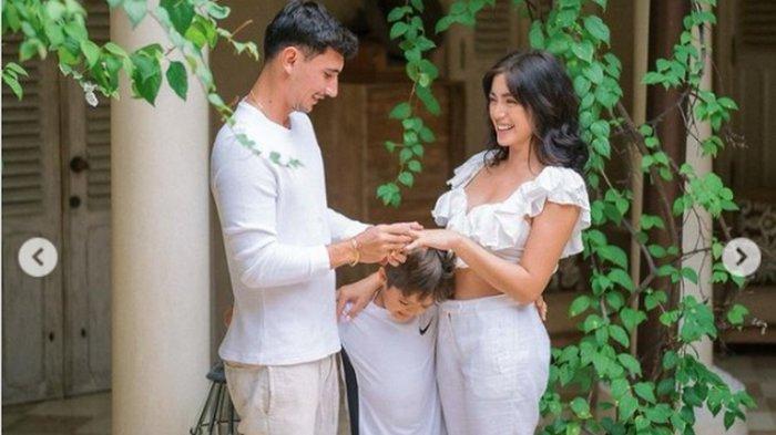 Jessica Iskandar dilamar sang kekasih Vincent Verhaag.