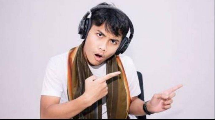Bintang Emon sindir orang-orang yang percaya vaksin Covid-19 ada chipnya.