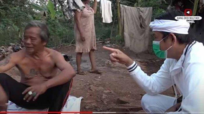 Anggota DPR RI Dedi Mulyadi (kiri), pria yang tinggal di gubuk tengah hutan Purwakarta saat ditemui , Senin (27/7/2020).