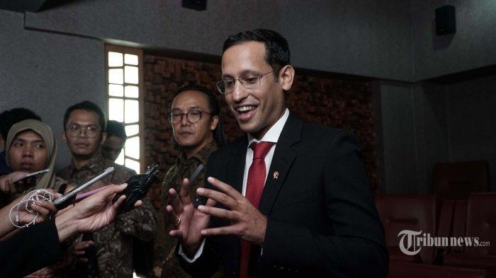 Nadiem Anwar Makarim (kanan) memberikan keterangan saat berkeliling Kantor Kemendikbud usai serah terima jabatan (sertijab), di Jakarta Pusat, Rabu (23/10/2019). Eks CEO Gojek, Nadiem Makarim ditunjuk Presiden Jokowi sebagai Menteri Pendidikan, Kebudayaan, dan Pendidikan Tinggi (Mendikbud Dikti) pada Kabinet Indonesia Maju 2019-2024. Warta Kota/Ricky Martin Wijaya