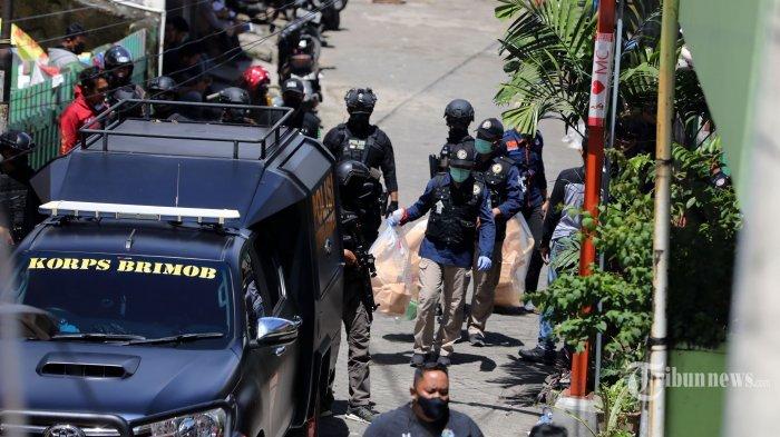 Aparat mengamankan barang bukti saat melakukan penggeledahan di rumah Lukman, tersangka bom bunuh diri Gereja Katedral Makassar yang berlangsung di Jalan Tinumbu 1 Lrg 132, Kota Makassar, Sulawesi Selatan, Senin (29/3/2021). Barang bukti dari hasil penggeledahan langsung diamankan. Diketahui, penggerebekan yang tengah dilakukan kepolisian itu merupakan rumah kos milik Lukman. Lukman diketahui merupakan warga asli Tinumbu.