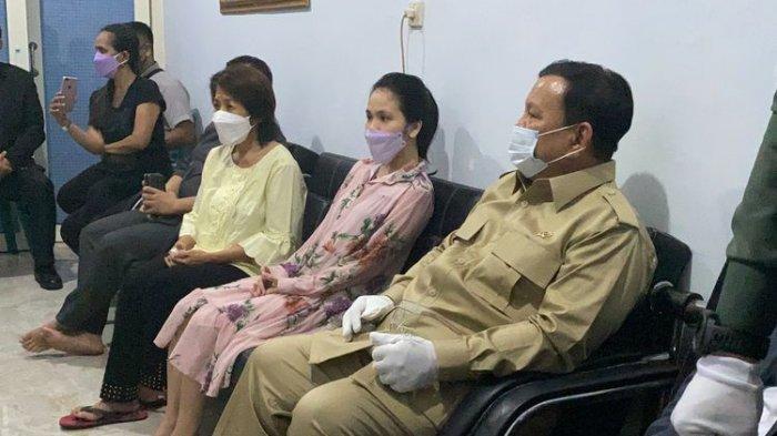 Menteri Pertahanan Prabowo Subianto saat bertandang ke kediaman almarhum Letnan Dua (Letda) Laut (T) Rhesa Tri Sigar, salah satu personil KRI Nanggala-402, yang telah dinyatakan gugur, Senin (26/4/2021).