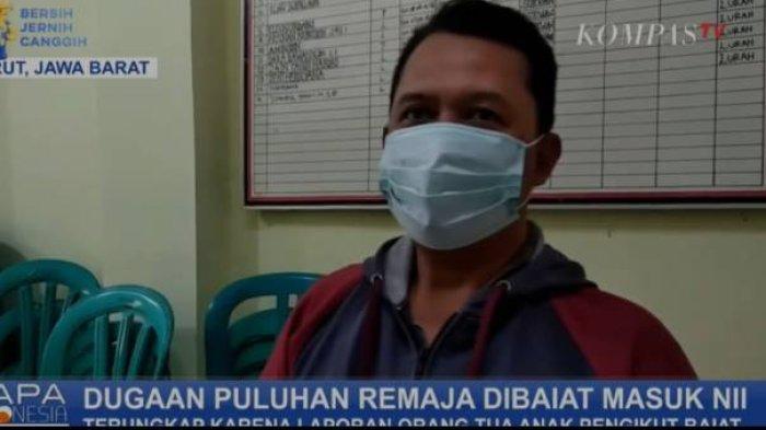 Salah satu orang tua yang anaknya diduga terpapar ajaran Negara Islam Indonesia (NII) saat mendatangi Mapolres Garut, Jawa Barat.