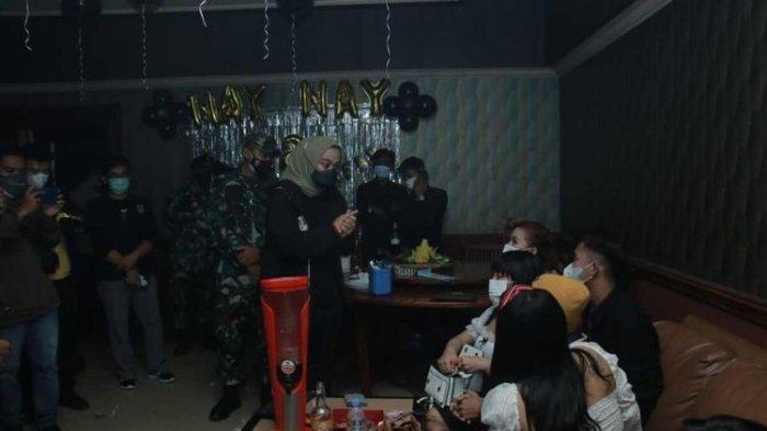 Satuan Tugas (Satgas) Penanganan Covid-19 Karawang mendapati sebuah tempat hiburan malam (THM) tetap buka saat selama pemberlakuan pembatasan kegiatan masyarakat berskala mikro (PPKMBM), Kamis (24/6/2021) malam.