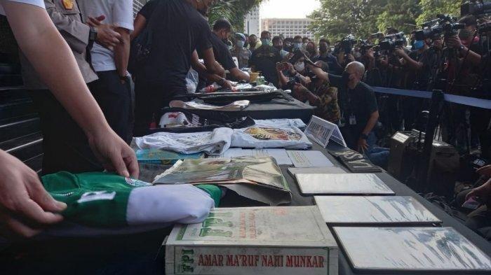 Sejumlah atribut FPI yang disita dalam penggerebekan terduga teroris di Bekasi dan Condet, Jakarta Timur saat ditampilkan di Polda Metro Jaya, Senin (29/3/2021)