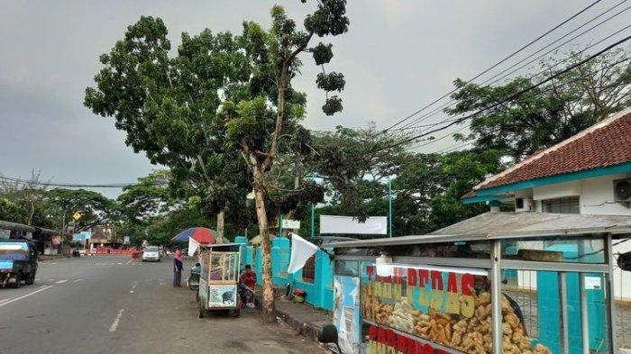 Sejumlah pedagang kaki lima di Rangkasbitung, Lebak, Banten, memasang bendera putih di gerobak mereka protes PPKM Darurat diperpanjang, Rabu (21/7/2021)