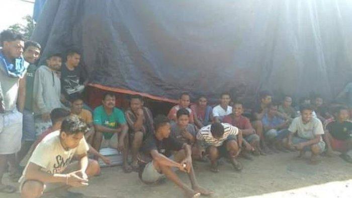 Sopir terlantar sejak Kapal Egon atau kapal pelni berkapasitas penumpang, barang dan kendaraan tak kunjung tiba di Pelabuhan Lembar hingga tiga bulan lamanya.
