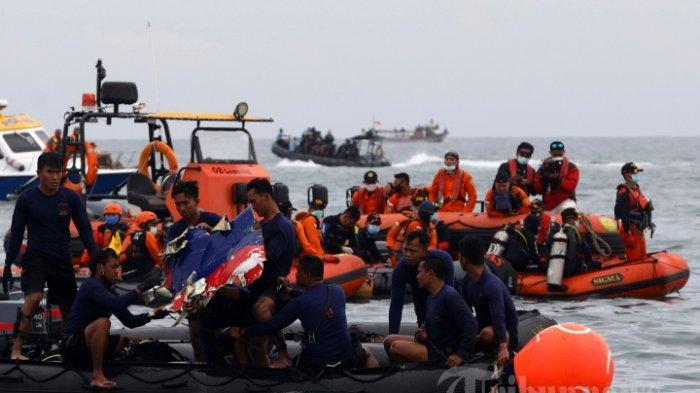 Prajurit TNI menemukan serpihan pesawat Sriwijaya Air SJ 182 yang hilang kontak dan diperkirakan jatuh di perairan Kepulauan Seribu, Jakarta, Minggu (10/1/2021). Pada hari pertama pencarian, personel gabungan menemukan beberapa serpihan pesawat Sriwijaya Air SJ 182.