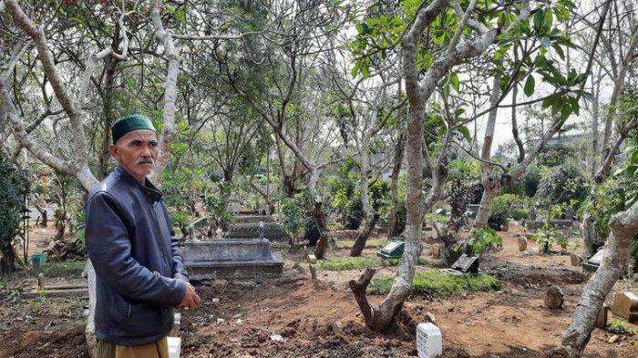 Suhari, juru kunci di TPU Kelurahan Pandanwangi, Kota Malang saat menunjukkan makam jenazah Covid-19 dimakamkan di TPU itu, Senin (6/9/2021).