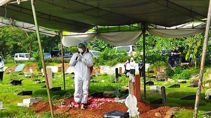 Suami Rina Gunawan, Teddy Syach, memberi sambutan setelah sang istri dimakamkan di TPU Tanah Kusir, Jakarta, Rabu (3/3/2021) pagi.