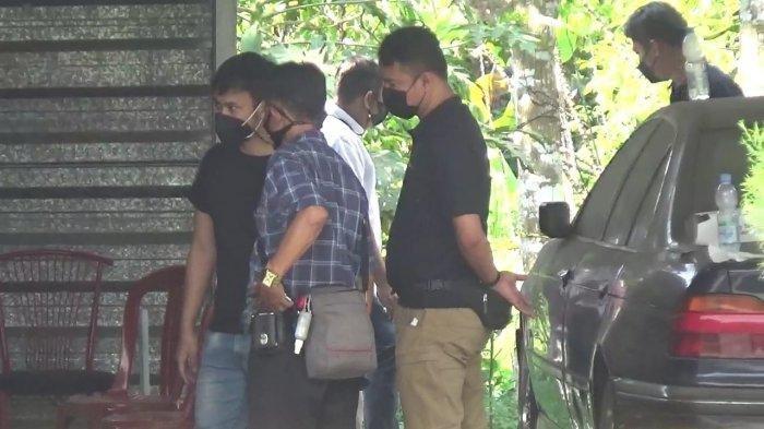 Tim dari Bareskrim Polri dan Puslabfor saat di TKP kasus perampasan nyawa Amalia Mustika Ratu dan Tuti di Kampung Ciseuti Desa Jalan Cagak Kecamatan Jalan Cagak Kabupaten Subang, Kamis (16/9/2021)