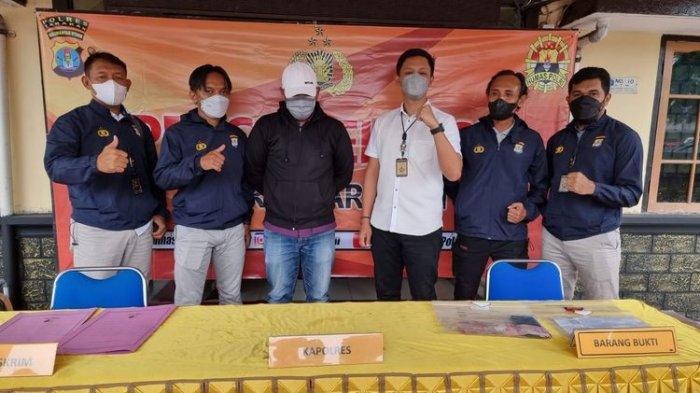 VD (jaket hitam), oknum ASN KKP Tarakan Kaltara menjadi tersangka vaksin berbayar. VD tertangkap dalam OTT yang dilakukan Satreskrim kota Tarakan Senin 6 September 2021