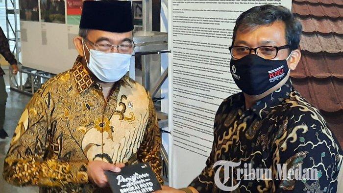 Anggota PFI Medan Said Harahap (kanan) menyerahkan karya buku fotojurnalistik kepada Menteri PMK Muhajir Effendi saat menghadiri Anugerah Pewarta Foto Indonesia (APFI) 2021 di Perpustakaan Nasional Jalan Medan Merdeka Selatan, Jakarta, Jumat, (2/4/2021). Karya buku Said Harahap tersebut berjudul Peristiwa Dalam Bingkai Fotojurnalistik.