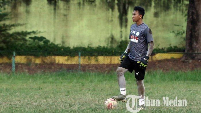Pesepakbola Herlian Arif Laksono mulai merapat mengikuti latihan rutin di Stadion Kebun Bunga, Medan, Senin (8/3/2021). Empat pesepakbola eks PSMS Medan mulai merapat ke Kebun Bunga, guna mengikuti latihan jelang bergulirnya Liga 2.