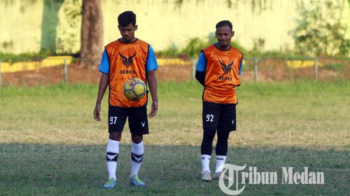 Pesepakbola Ilham Fathoni (kiri) mulai merapat mengikuti latihan rutin di Stadion Kebun Bunga, Medan, Senin (8/3/2021). Empat pesepakbola eks PSMS Medan mulai merapat ke Kebun Bunga, guna mengikuti latihan jelang bergulirnya Liga 2.