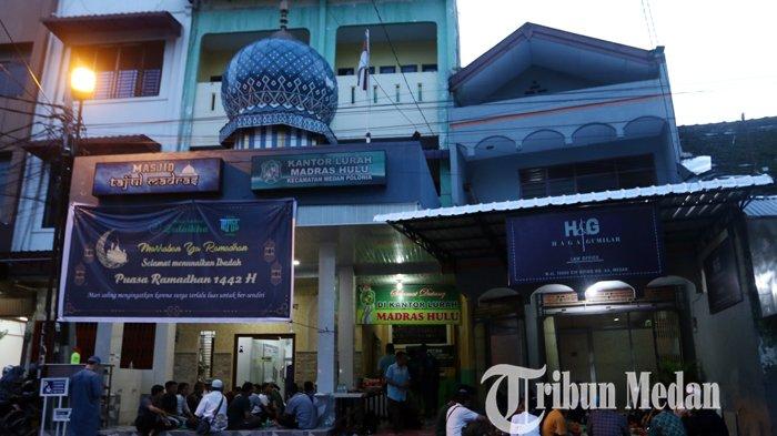 Pengurus Masjid menyiapkan bubur sup India dan kari Kambing yang dilakukan setiap Bulan Ramadan di Masjid Taj'ul Madras, Medan, Jumat (16/4/2021). Sebanyak 120 porsi bubur dan kari yang disajikan untuk warga yang berbuka puasa menjadi tradisi setiap jumat.