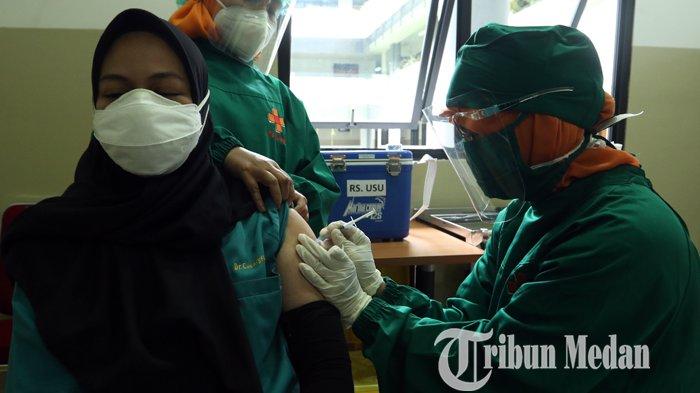 Vaksinator menyuntikkan vaksin Covid-19 Sinovac ke tenaga kesehatan (Nakes) di Rumah Sakit Universitas Sumatera Utara (USU), Medan, Rabu (20/1/2021). Rumah Sakit Universitas Sumatera Utara menerima 354 unit vaksin yang terbagi dua tahap dan diikuti 177 Nakes.