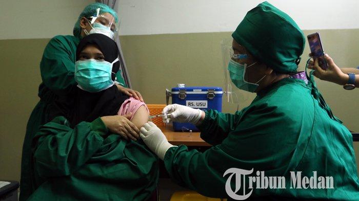 Vaksinator menyuntikkan vaksin Covid-19 Sinovac ke tenaga kesehatan (Nakes) di Rumah Sakit Universitas Sumatera Utara (USU), Medan, Rabu (20/1/2021). Rumah Sakit Universitas Sumatera Utara menerima 354 unit vaksin yang terbagi dua tahap dan diikuti 177 Nakes.