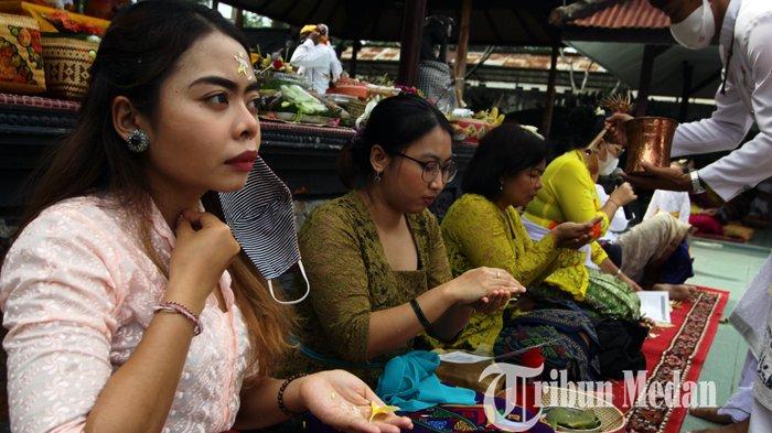 Umat Hindu mengikuti persembahyangan Hari Raya Kuningan di Pura Agung Raksa Buana, Medan, Sabtu (26/9/2020). Hari Raya Kuningan merupakan rangkaian dari Hari Raya Galungan yaitu perayaan kemenangan
