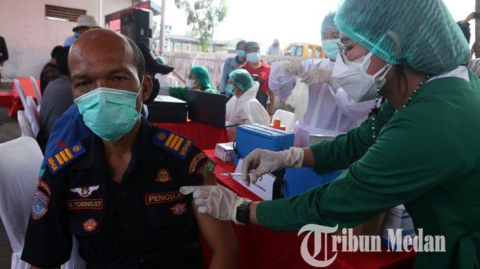 Petugas kesehatan menyuntikan vaksin Covid-19 Sinovac kepada petugas Dinas Perhubungan Medan, di Terminal Pinang Baris, Medan, Sabtu (27/2/2021). Pelaksanaan vaksinasi kepada para pengemudi transportasi umum di Kota Medan, untuk mencegah penularan Covid-19.