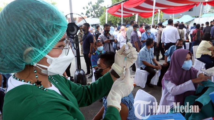 Petugas kesehatan menyuntikan vaksin Covid-19 Sinovac kepada para pengemudi transportasi umum di Terminal Pinang Baris, Medan, Sabtu (27/2/2021). Pelaksanaan vaksinasi kepada para pengemudi transportasi umum di Kota Medan, untuk mencegah penularan Covid-19.