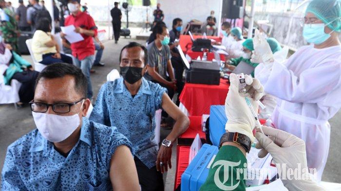Petugas kesehatan menyuntikan vaksin Covid-19 Sinovac kepada para pengemudi transportasi umum di Terminal Pinang Baris, Medan, Sabtu (27/2/2021). Pelaksanaan vaksinasi kepada para pengemudi transportasi umum di Kota Medan, untuk mencegah penularan Covid-19.