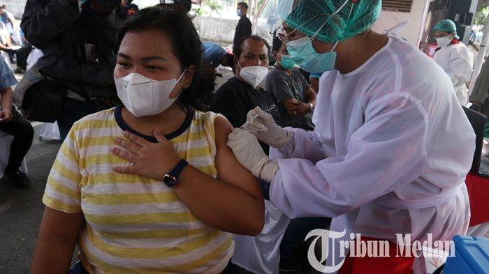 Petugas kesehatan menyuntikan vaksin Covid-19 Sinovac kepada para pengemudi transportasi umum di Terminal Pinang Baris, Medan, Sabtu (27/2/2021). Pelaksanaan vaksinasi kepada para pengemudi transportasi umum di Kota Medan, untuk mencegah penularan Covid-19.