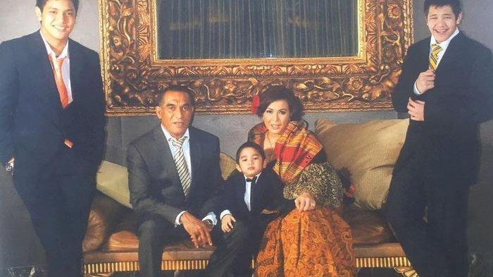 Jennifer Jill, mendiang Maxwell Armand dan ketiga putra mereka.