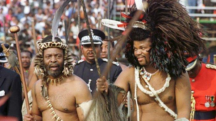 Foto tertanggal 6 September 1998 memperlihatkan Raja Swaziland Mswati III (kanan) bersama saudara iparnya, Raja Zulu Goodwill Zwelithini (kiri) dalam perayaan 30 tahun kemerdekaan Swaziland (kini eSwatini) dari kolonial Inggris, di Stadion Nasional Somhlolo
