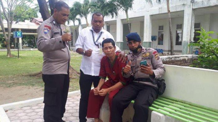 Abrip Asep saat ditemui teman-temannya di RSJ Banda Aceh (facebook)