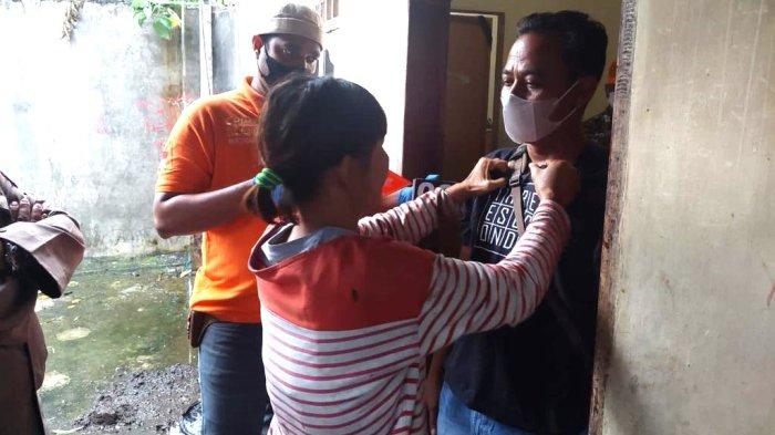 PEMBUNUHAN DI SIMALUNGUN - Reka ulang TKP kasus pembunuhan di Simalungun dengan tersangka Rs (47) di Kecamatan Sidamanik belum lama ini. Ia tega membunuh kakak kandungnya sendiri, Asdadorna Sijabat (53). Polisi mengungkap motifnya.