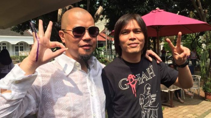 Ahmad Dhani (kiri) dan Once Mekel mencoblos (KOMPAS.com/TRI SUSANTO SETIAWAN)