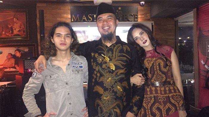 Ahmad Dhani bersama Dul Jaelani dan Mulan Jameela ditemui di Masterpiece Family KTV, Sarinah, Jakarta Pusat, Selasa (14/2/2017) malam. (Tribunnews.com)