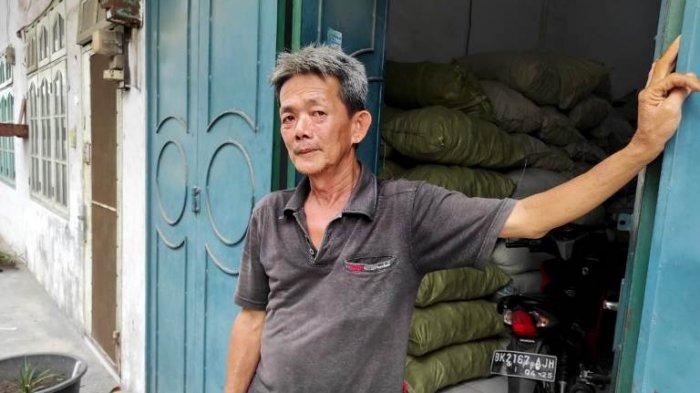 Ahoi (sebelumnya disebut Ayung), suami Chiw Yet Hau, sopir taksi online Medan yang dibunuh perampok saat ditemui di kediamannya, Sabtu (12/6/2021).(TRIBUNMEDAN/GOKLAS WISELY)