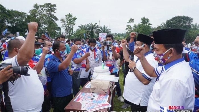 Pasangan bakal calon (bacalon) Bupati-Wakil Bupati Simalungun Muhajidin Nur Hasim-Tumpak Siregar (Hasim-TPS) melantik Korcam dan Kordes di Lapangan Bola PTPN 3 Sei Mangkei, Kecamatan Bosar Maligas, Minggu (20/9/2020) kemarin.