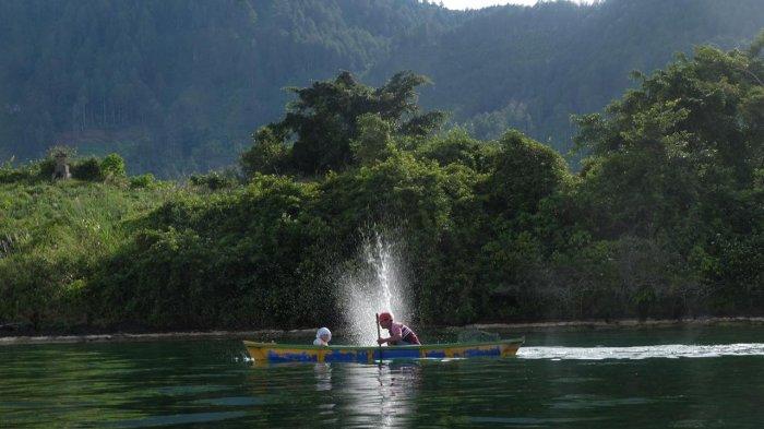 Aktifitas masyarakat di dekat makam sekaligus Tugu Peringatan Tuan Jonggi Ni Pasir Silalahi yang langsung terlihat sesaat sebelum menepi di Pula Tolping.